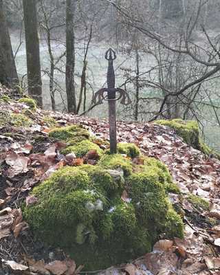 Ein vermooster Stein mit einem mysteriösen Schwert