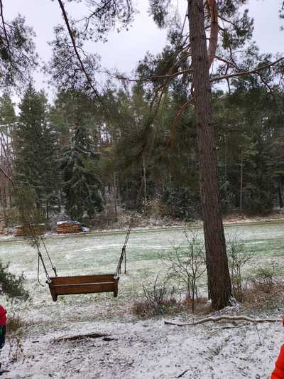 Verschneite Wiese mit Schaukel
